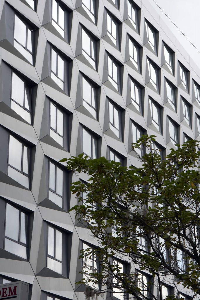 TUR, Tuerkei, Istanbul, Appartment Haus Qarat mit kleinen Eigentumswohnungen, Aluminiumfassade, Architektur von BINAA Burak Pekoglu 2023 | TUR, Turkey, Istanbul, Qarat apartnet house, small condominiums, aluminium facade, architecture by BINAA Burak Pekoglu